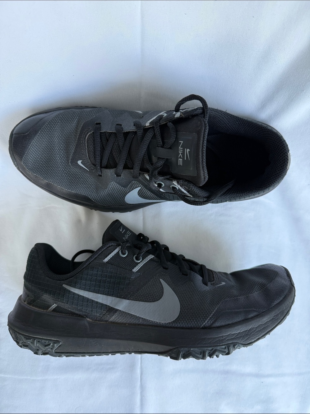 Nike Men's Black and Gray Athletic Training Shoes